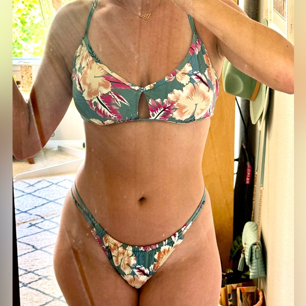Roxy hibiscus bikini set
